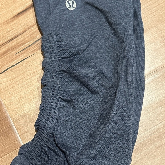 Like new, Lululemon compression capris - Picture 5 of 7